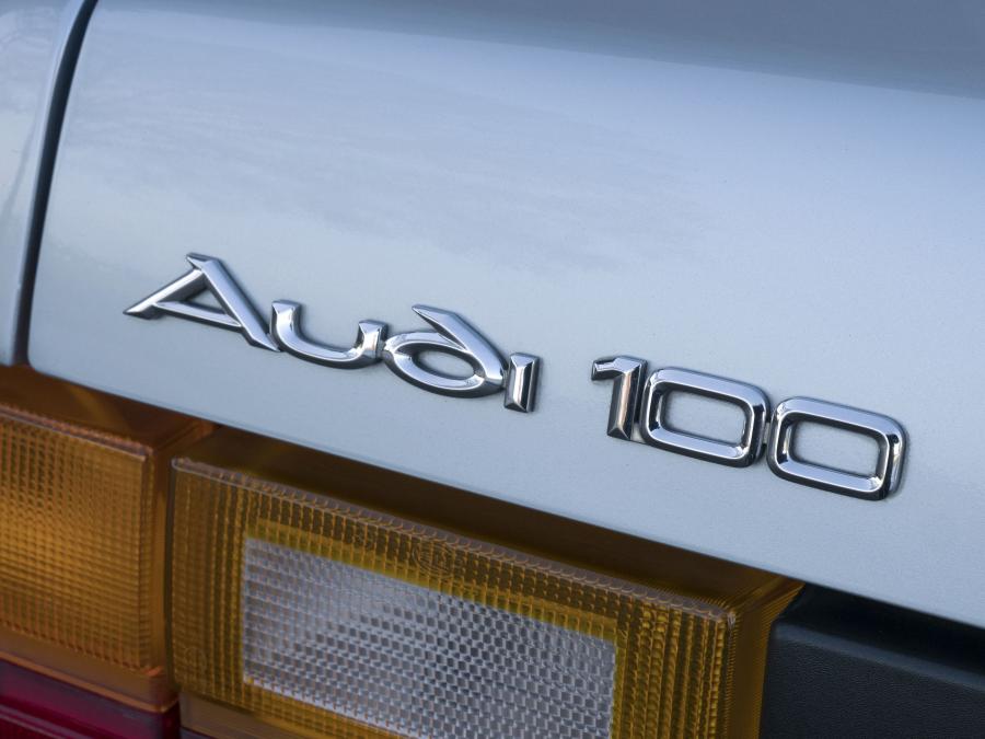 Логотип Audi 100 (C3) 1988 года  (UK) (фото 8 из 8)